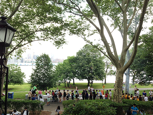 Students gather for burgers, hot dogs, and oysters in front of the East River just behind the Admiral’s house where the Symposium was held. Credit: Dylan Taillie