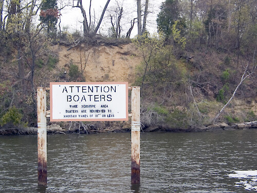 Sign requesting that boaters maintin wakes of 18