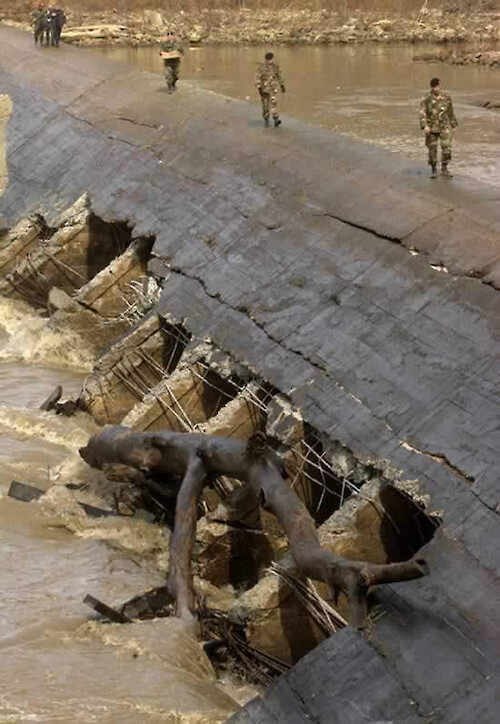 Soldiers prepare Embrey Dam for demolition