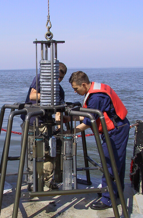 Collecting sediment cores on the PAX ACE-INC (Atlantic Coast Environmental Indicators Consortium) cruise on the R/V Aquarius in February 2001
