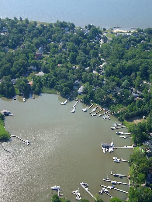 Urban encroachment along the shoreline of the Chesapeake Bay, south of Annapolis, shows a large number of jetties protruding into the Bay in some regions.