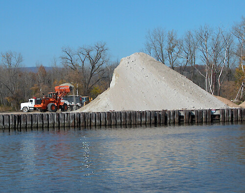 Faciliity designed to load/unload sand from trucks and barges.