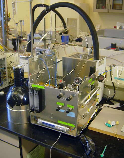 Isotope ratio mass spectrometer equipment to analyze dissolved gases in water samples