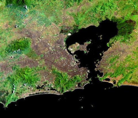 Imagem de satÃ©lite da BaÃ­a de Guanabara. CrÃ©dito: NASA (Wikimedia Commons)