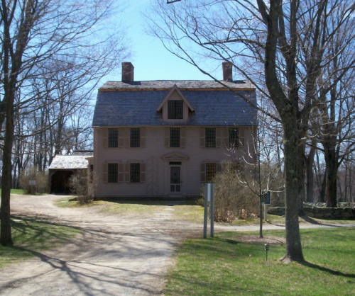 The Old Manse in Concord, Massachusetts. Former home of Reverend William Emerson, Ralph Waldo Emerson, and Nathaniel Hawthorne. Old Manse from afar. Midnightdreary. Licensed under CC BY-SA 3.0.